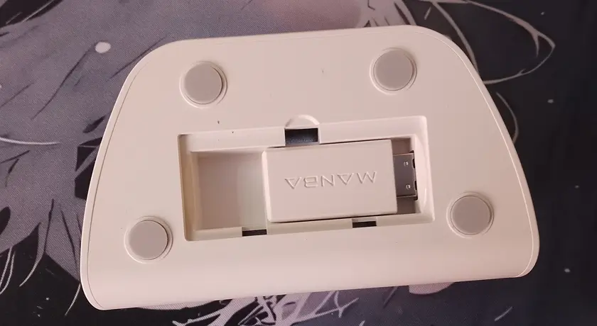 Manba One - stacja ładująca, skrytka na adapter.