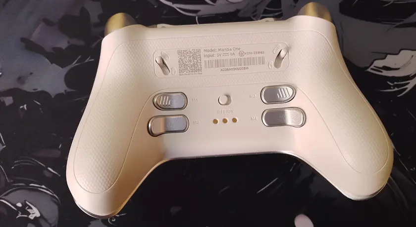 Kontroler Manba One - tył.