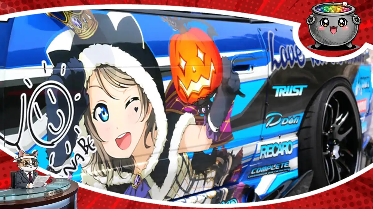 Fragment karoserii samochodu typu itasha z wizerunkiem postaci z Love Live! w jesiennym motywie, otoczonej logotypami marek motoryzacyjnych, przygotowany na wielki zlot w Japonii.