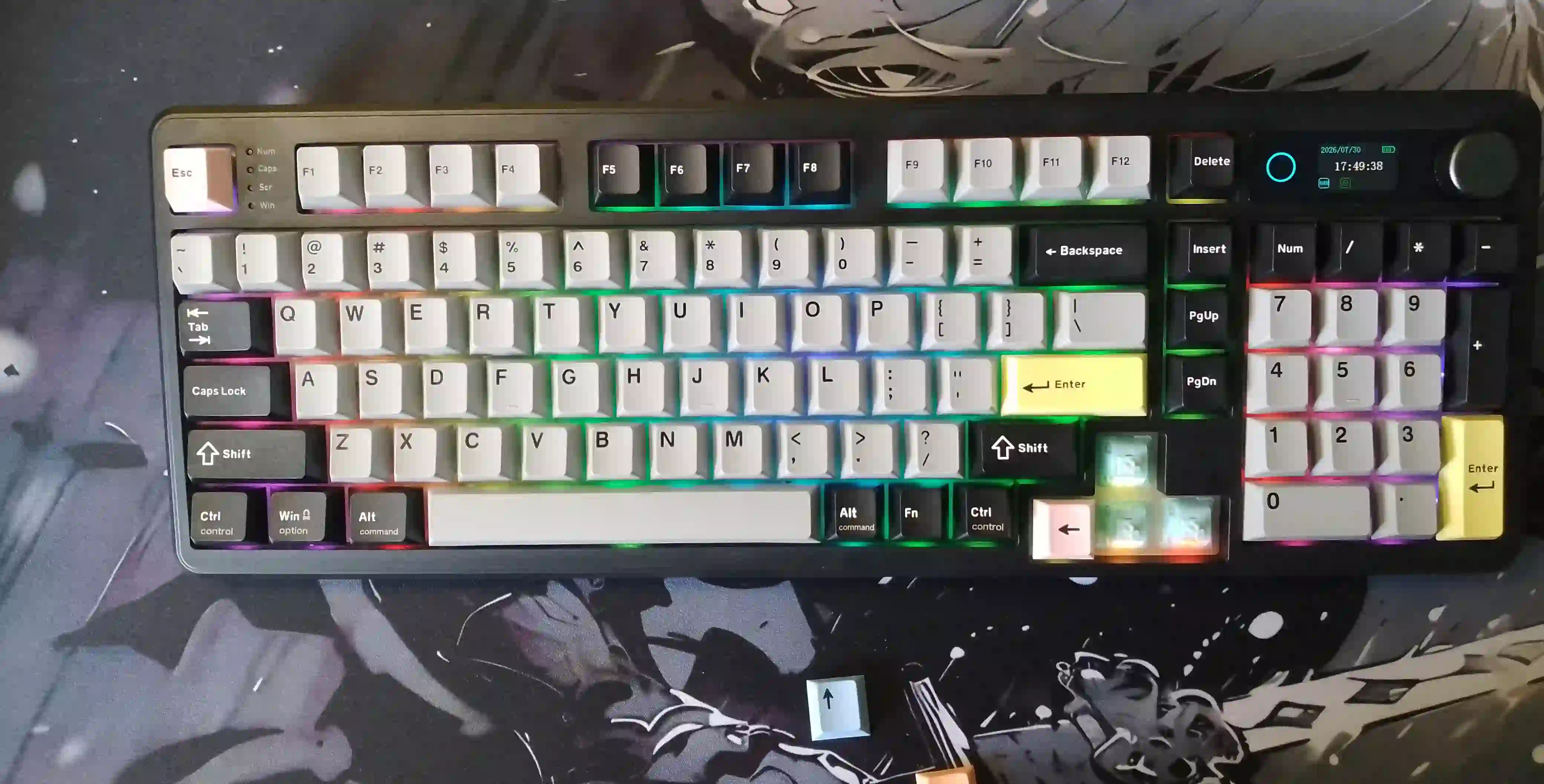 Mechaniczna klawiatura Epomaker TH99 Pro z włączonym kolorowym podświetleniem RGB, widocznym pod klawiszami oraz w okolicach ekranu i pokrętła.