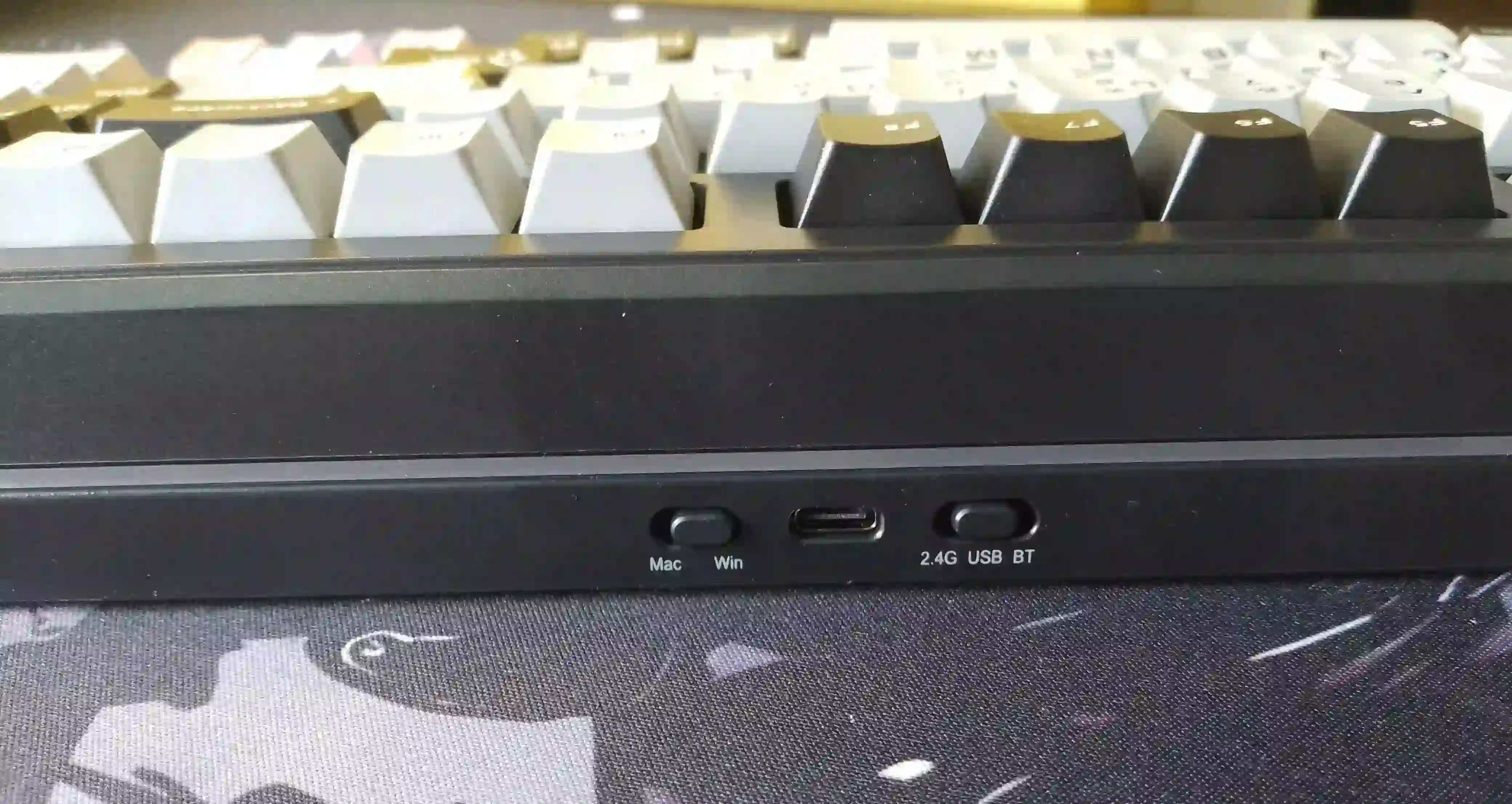 Zbliżenie na tylny panel klawiatury Epomaker TH99 Pro z przełącznikami Mac/Win i trybów łączności 2.4G/USB/BT oraz portem USB-C.