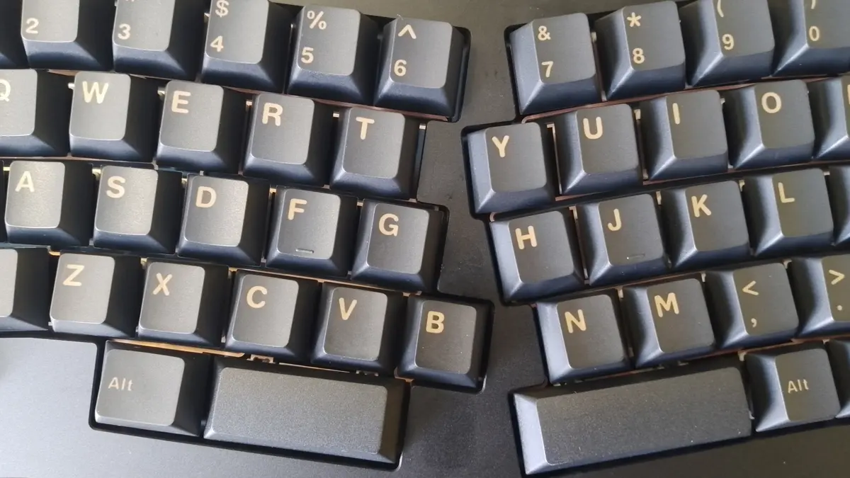 Zbliżenie na ergonomiczny układ klawiszy sekcji alfanumerycznej w mechanicznej klawiaturze Epomaker Tide Alice.
