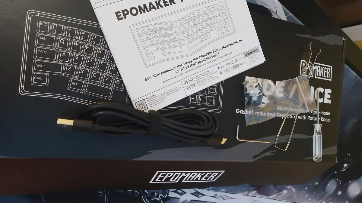 Zawartość zestawu klawiatury Epomaker Tide Alice obejmująca instrukcję obsługi, przewód oraz akcesoria montażowe i narzędzia na tle pudełka.