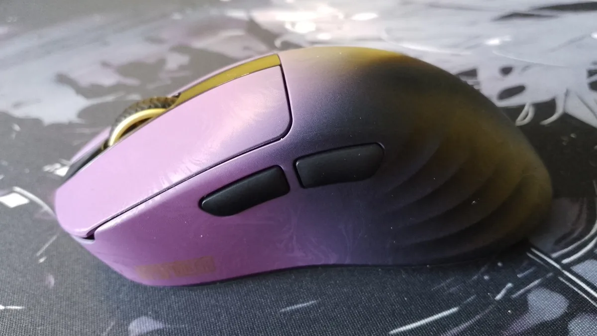 Widok z boku na myszkę gamingową Epomaker Carbonis prezentujący boczne przyciski oraz profil ergonomiczy.