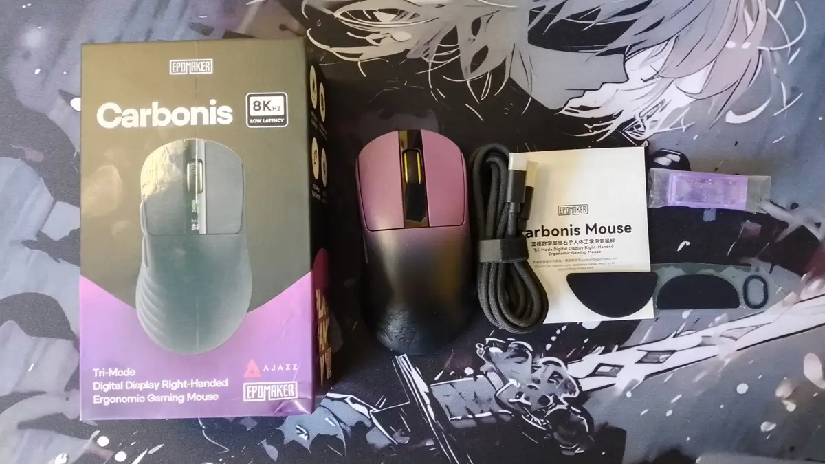 Zestaw myszki gamingowej Epomaker Carbonis obejmujący pudełko, mysz, kabel USB, instrukcję obsługi oraz dodatkowe akcesoria.