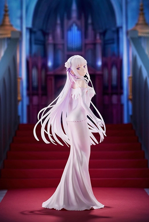 Szczegółowa figurka kolekcjonerska Emilii z anime Re:Zero w białej sukni ślubnej, stojąca na tle czerwonego dywanu i wnętrza katedry.