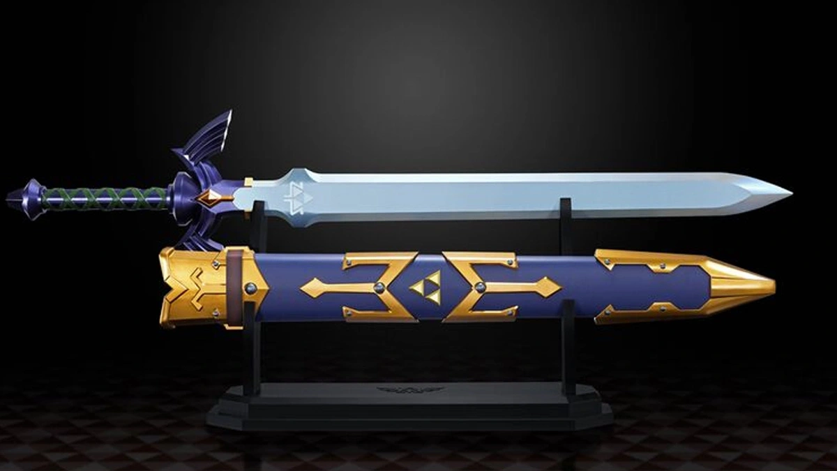 Kolekcjonerska replika miecza Master Sword z serii The Legend of Zelda wraz z ozdobną pochwą na podstawce, ponownie dostępna w sprzedaży.