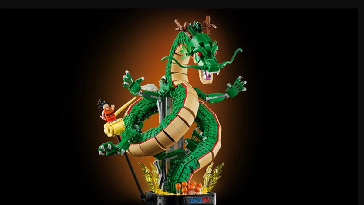 Zielony smok Shenron oraz minifigurka młodego Goku na chmurce Kinto w nowym zestawie klocków LEGO Dragon Ball na czarnym tle.
