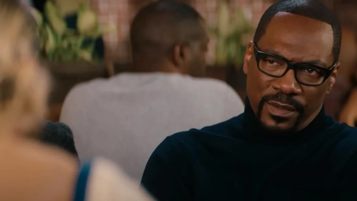 Aktor Eddie Murphy w okularach i ciemnym golfie. Gwiazdor wraca do telewizji, by zagrać główną rolę w nowym serialu dramatycznym platformy Peacock.