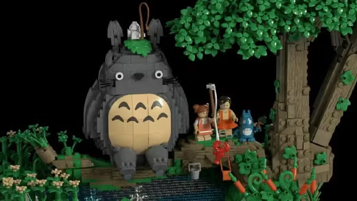 Szczegółowy model Totoro zbudowany z klocków LEGO przez fanów, odtwarzający kultową scenę i plakat z animacji Studio Ghibli.