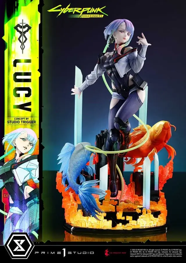 Kolekcjonerska figurka Lucy z Cyberpunk: Edgerunners od Prime 1 Studio z ozdobną podstawką i rybami koi.