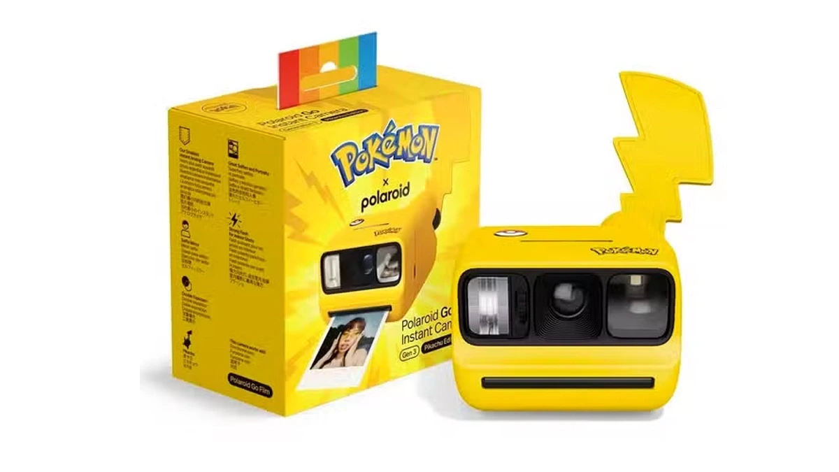 Żółty aparat natychmiastowy Polaroid Go Generation 2 z motywem Pikachu i uszami oraz jego oficjalne pudełko. Limitowana kolekcja aparatów Pokémon.